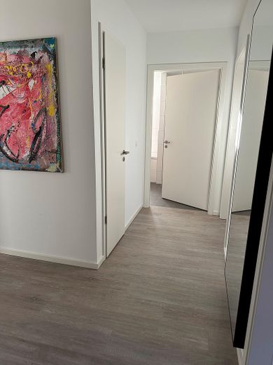 Traumwohnung mit exklusiver Einbauküche und großzügigem Balkon. – Flur 
