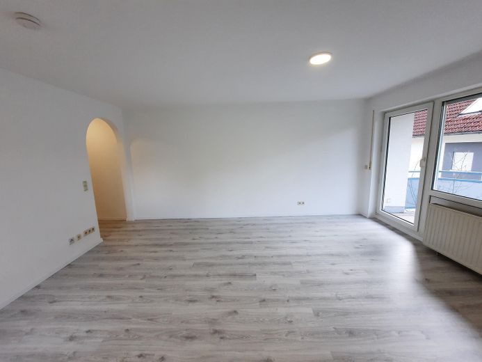 großes Zimmer zum Balkon