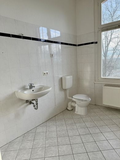 Helle, großzügig geschnittene 2-Zimmer-Wohnung – Duschbad mit Fenster