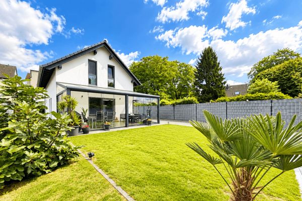 Neubaucharakter trifft Privatsphäre - Freistehendes Einfamilienhaus auf großem Grundstück