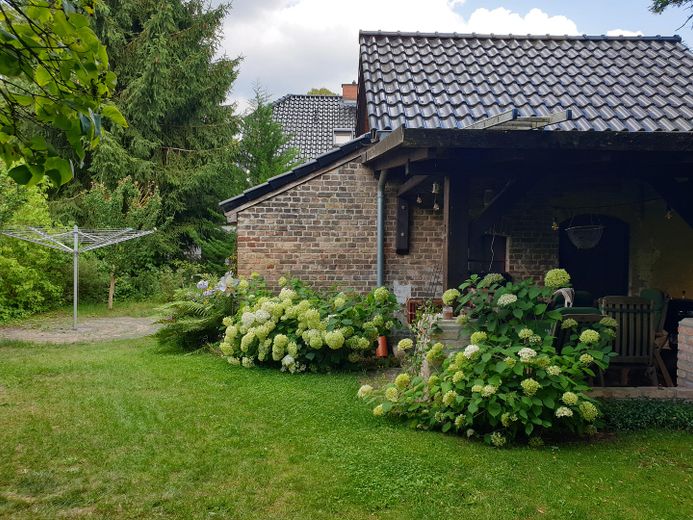 Charming country house with living basement, large garden, workshop, two verandas, hobby stable – Stall (West, Gartenseitig)