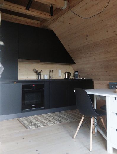 Exklusive, ruhige Wohnung in guter Lage – Küche und Essbereich