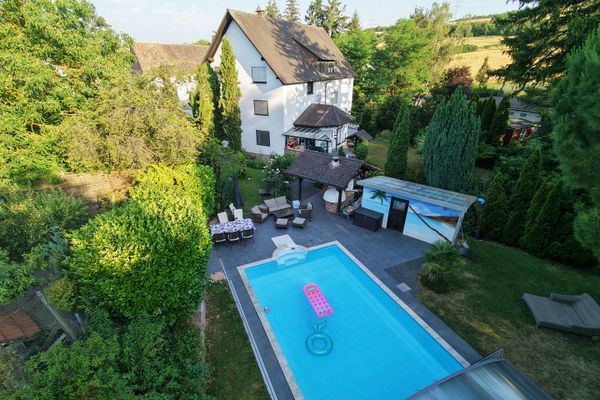 Wohnen am Wasser: Ehemaliges Mühlenanwesen mit Pool, Bachgrundstück und 3 Wohneinheiten