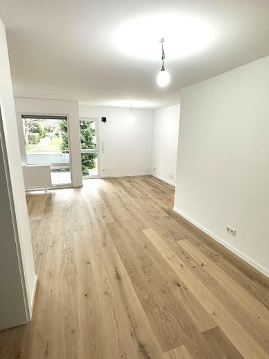 Exklusiv: Komplett neu renovierte 5,5–6‑Zimmer‑Wohnung in Top‑Lage Esslingen‑Sulzgries – Wohnzimmer