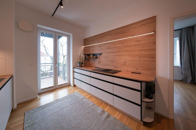 Frisch saniert & bezugsfertig I 3-Zimmer I Einbauküche I riesiger Sonnenbalkon - von privat – Küche rechte Seite