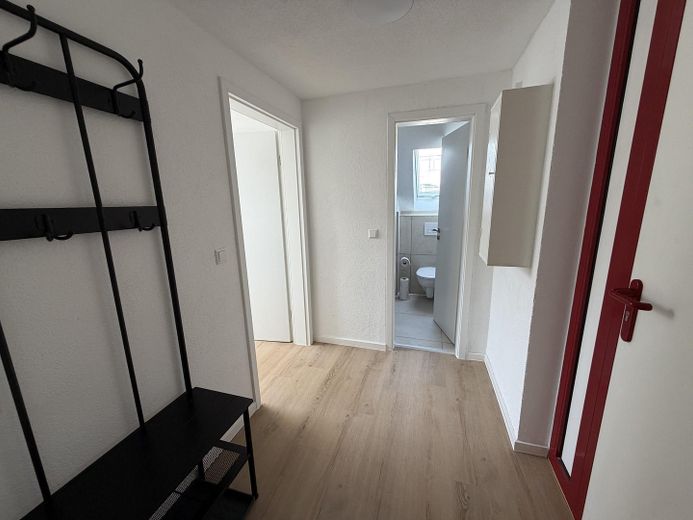 Camera ammobiliata in appartamento condiviso per 3 persone (centro città di Heilbronn) Ristrutturata nel 2025 – Flur mit Ansicht auf Bad