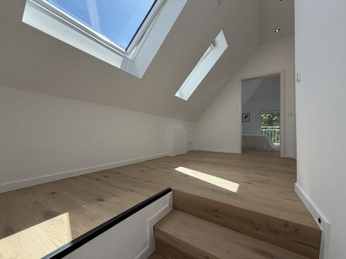 Klimatisierter hochwertiger Neubau mit Balkon und hohen Decken – Erstbezug – 10 klimatisierte Schlafbereich