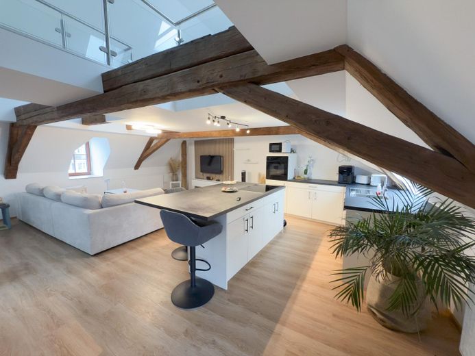 Einbauküche und Wohnbereich