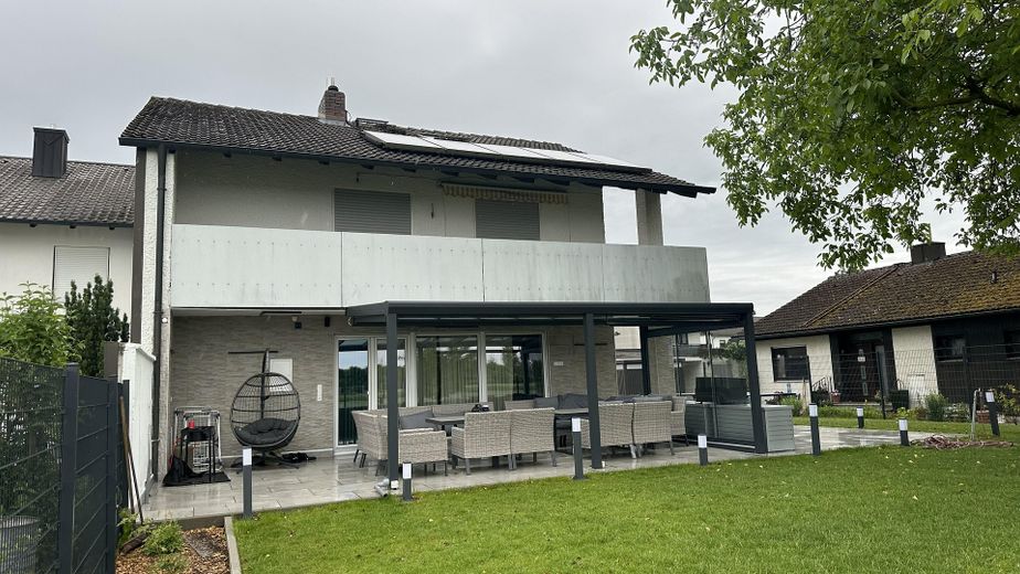 Moderna casa unifamiliare indipendente nel verde – Terrassenansicht