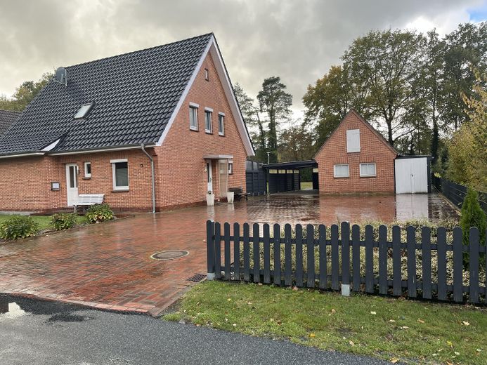 Haus mit Nebengebäude