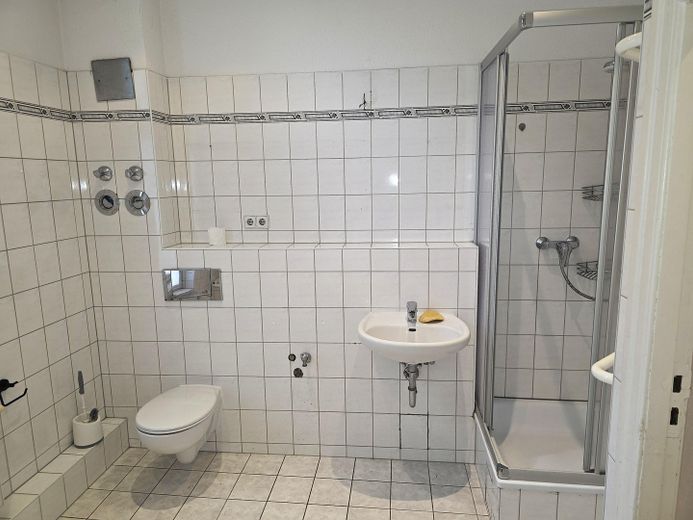 شقة أنيقة من 4 غرف في مبنى قديم | 130 m² | شرفتان | نافذة بارزة | موقع متميز بجوار محطة قطار S-Bahn Karlshorst – الصورة 9