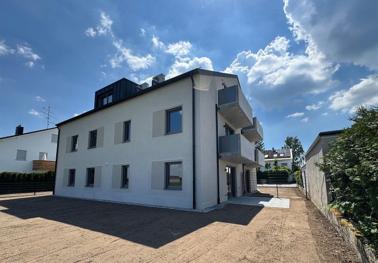 Prima locazione: moderno appartamento mansardato di 4 locali con balcone a ovest e aria condizionata a Anzing - WE07 – Ansicht Garten