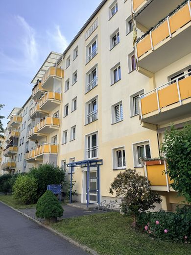 Helle 2-Raum-Wohnung mit Balkon und Blick auf die Elbhänge - 830€ Gesamtmiete inkl. Stellplatz – Hausansicht 