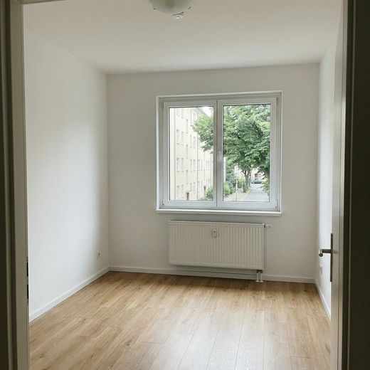 2-Zimmer-Wohnung mit Einbauküche in Berlin-Lichtenberg – Wohnzimmer