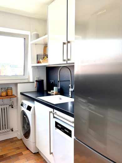 Helle 4-Zi.-Wohnung mit 2 Balkonen & Stellplatz – modernisiert, Süd-West – Küche