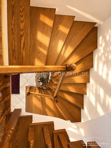Voll möbliertes 6-Zimmer-Haus mit schönem Garten – 13b3ecd5cfa871b7bc0780e6b76b67653249d938.jpg