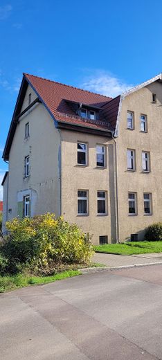 Barrierefrei wohnen in Zweifamilienhaus mit Lift, Garten & Autostellplätze – Hausansicht