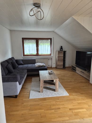Schöne, großzügige DG-Wohnung in ruhiger Lage – Wohnzimmer 