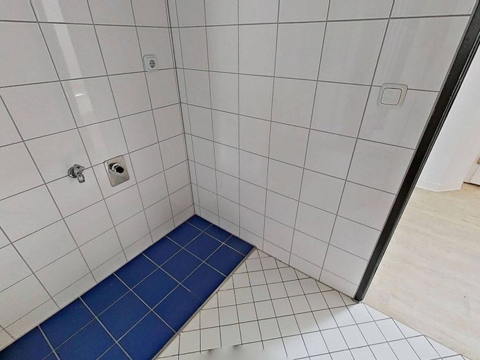 Cadono le foglie, anche i vostri costi di affitto – Trasferitevi e risparmiate 1 NKM: spazioso appartamento di 4 locali con BALCONE soleggiato nello storico Breitenweg – Ansicht II: Bad