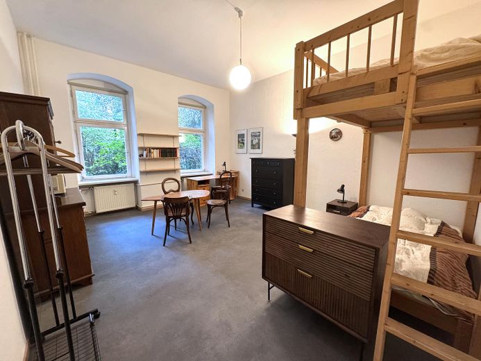 Słoneczne, spokojne mieszkanie w kamienicy z ogrodem w dzielnicy Winterfeldt-/Akazienkiez w Schönebergu – Wohnung rechts Wohnzimmer 1