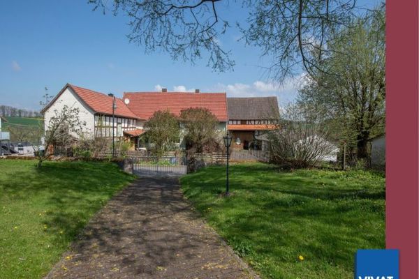 Житлово-господарський комплекс із великими господарськими будівлями, також придатний для спільного проживання. Без комісії для покупця!