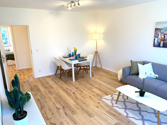 Wohnen auf Zeit: Kernsanierte 2,5-Zimmer-Wohnung mit Südwest-Balkon in Rahlstedt – Wohnzimmer Ansicht 2