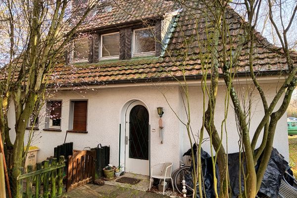 Provisionsfrei:schönes,großes Grundstück mit EFH in TOP-Lage für langfristig planende Interessenten!