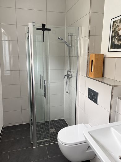 Modernes Zweifamilienhaus mit Einliegerwohnung in Elzach-Oberprechtal – Bad 1 OG