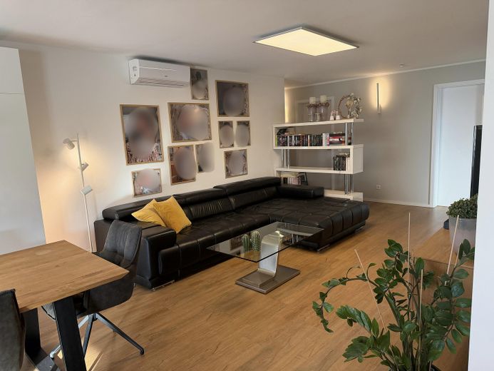 Apartamento de 3 habitaciones como nuevo (año de construcción 2021) con balcón de 15 m², aire acondicionado y plaza de garaje subterráneo – Wohn- & Essbereich