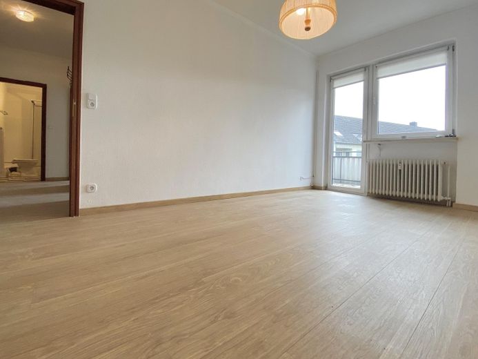 Charmante 2-Zimmer-Wohnung mit Balkon – sofort bezugsbereit – Wohnzimmer