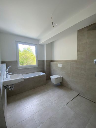 Neue Penthouse-Wohnung mit lichtdurchfluteten Räumen und einem Balkon mit tollem Ausblick – Badezimmer