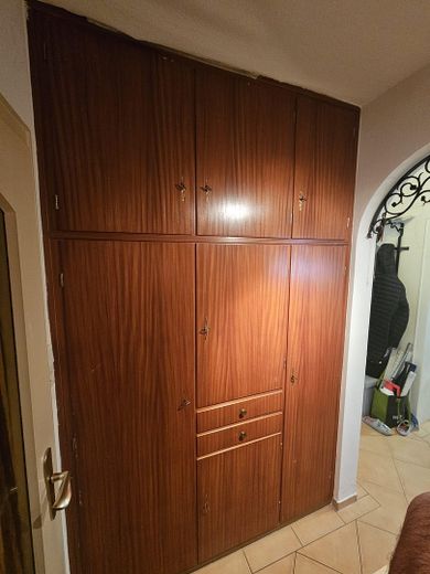 Einbauschrank im Durchgang zum
