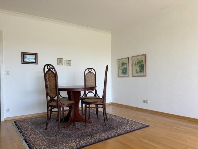 Lichtdurchflutete 2,5-Zimmer-Wohnung mit Südbalkon und Weitblick – Das Wohnzimmer