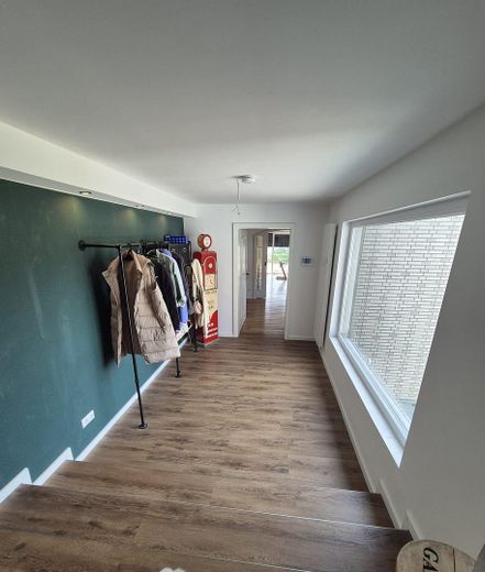 Partially renovated 6-room semi-detached house – Flur Wohnung OG
