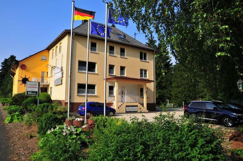 Wohnungen/ Seniorenresidenzen (11), Blockhaus-Treffpunkt(1), Bauplätze (3) – Hauptgebäude von West