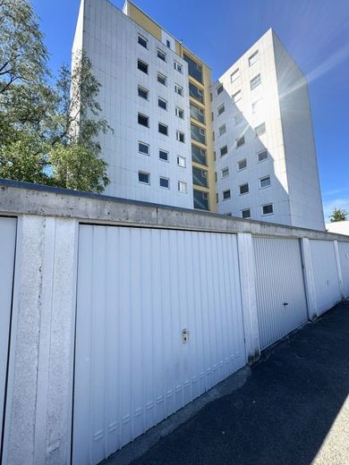 Lichtdurchflutete 3-Zimmer-Wohnung mit 3 Balkonen, Aufzug &amp; Garage - Wohnen mit Weitblick 90427 Nbg – Außenansicht inkl. Garage