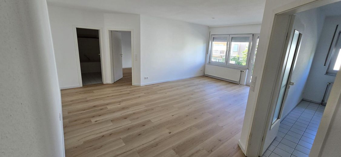 2 Zimmer in Bergfelde Hohen Neuendorf mit TG Stellplatz NEUE Einbauküche und Balkon – Wohnzimmer