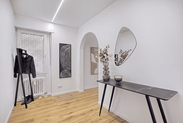 Provisionsfrei & Erstbezug nach Sanierung! Modern, hell & hochwertig – 3 Zimmer mit Garten – Flur