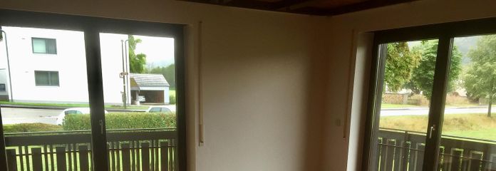 Günstige 4,5-Zimmer-Wohnung mit Balkon, Garten und Wärmepumpe in Obereichstätt zu vermieten – Wohnzimmer