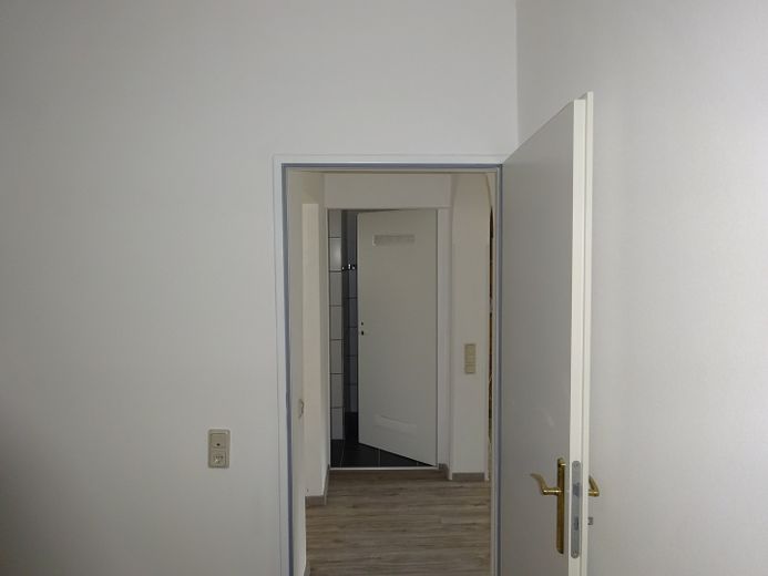 Appartement de plain-pied de 2,5 pièces avec cuisine, salle de bains, terrasse et buanderie – Schlafzimmer Bild 3