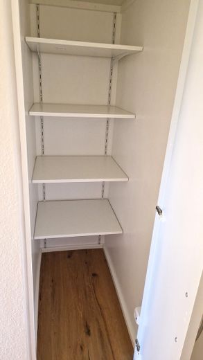 Abstellraum mit Regalsystem
