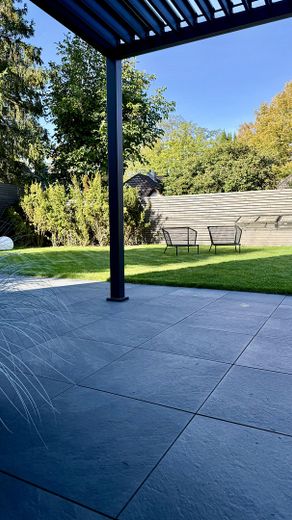 Modernes Endhaus am Brabandkanal - großer Privatgarten, Wärmepumpe und Spa – Terrasse mit Gartenblick