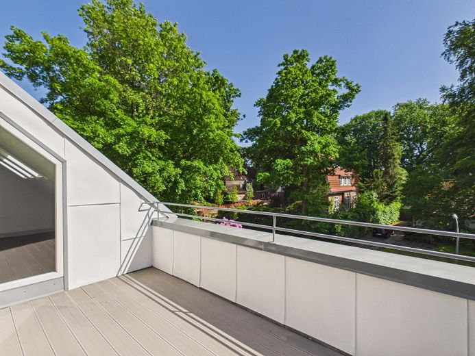 Lichtdurchflutete Dachgeschoss-Oase – Ruhe & Privatsphäre in Klein Flottbek – Balkon