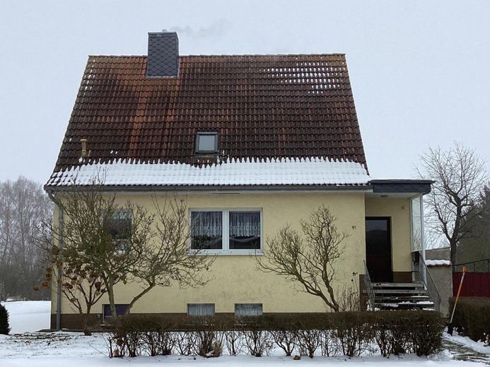 Dieses Einfamilienhaus ist in Massivbauweise mit viel Nebengebäude – Bild 3