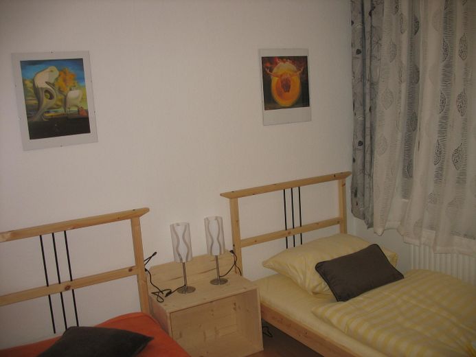 Appartamento di 2 locali parzialmente arredato, ca. 60 m² al piano terra con cucina soggiorno e spazio esterno – Schlafzimmer
