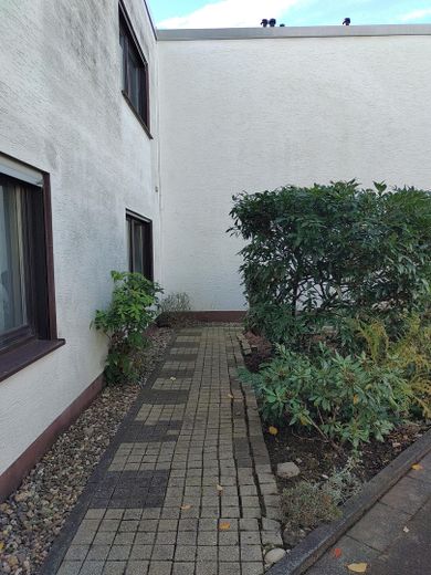 Großzügiges Reihenmittelhaus mit 222m² in Muffendorf, Einliegerwohnung und sonnigem Atriumgarten – Vorgarten bei Einliegerwohnung