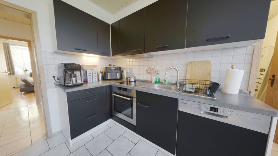 Resthof in echter Alleinlage: Modernisiert | 29.000 m² | 
Einliegerwohnung | Pferdehaltung | Pool – Küche