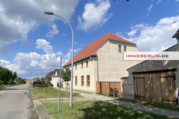 IMMOBERLIN.DE - Tarihi yapı topluluğu, genişletme potansiyeli ile! Kısmen yenilenmiş ev ve ek bina