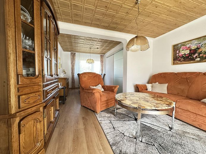Helle und familiengerechte Doppelhaushälfte – Wohnzimmer