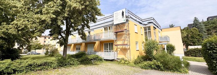 Hausansicht und Parkplatz